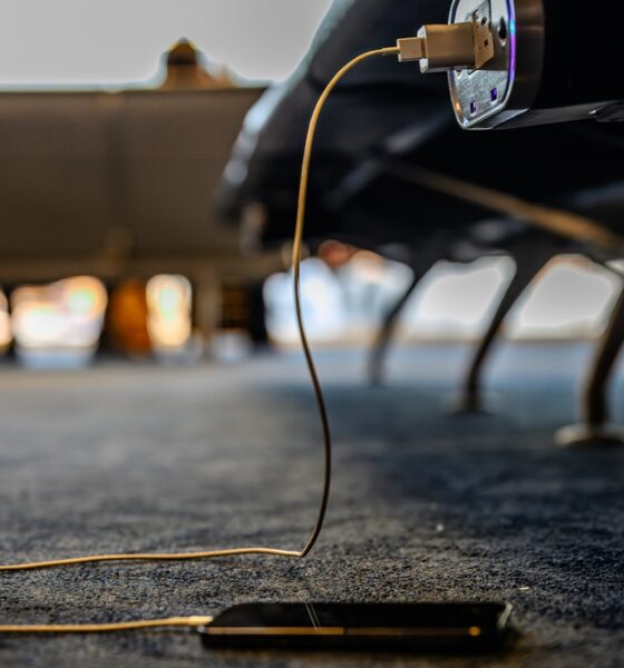 en mobil sitter i en laddare