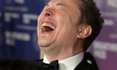 Elon Musk skrattar