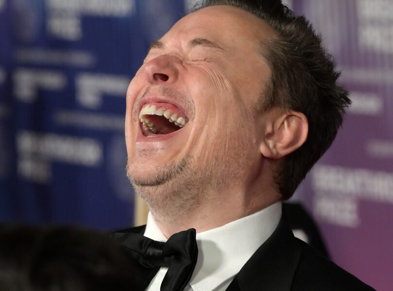 Elon Musk skrattar
