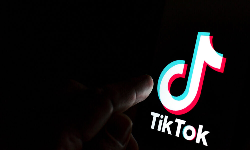 Ett finger på en TikTok logo