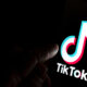 Ett finger på en TikTok logo