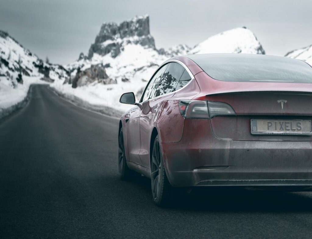 Tesla kör på vintern snö