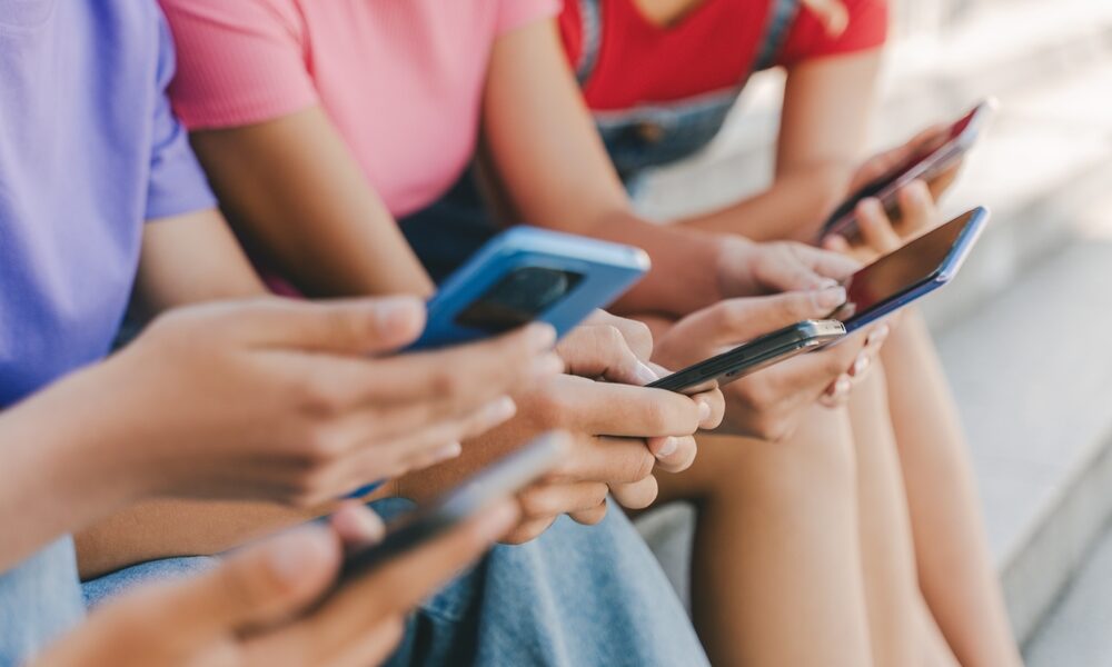 teens med mobiler