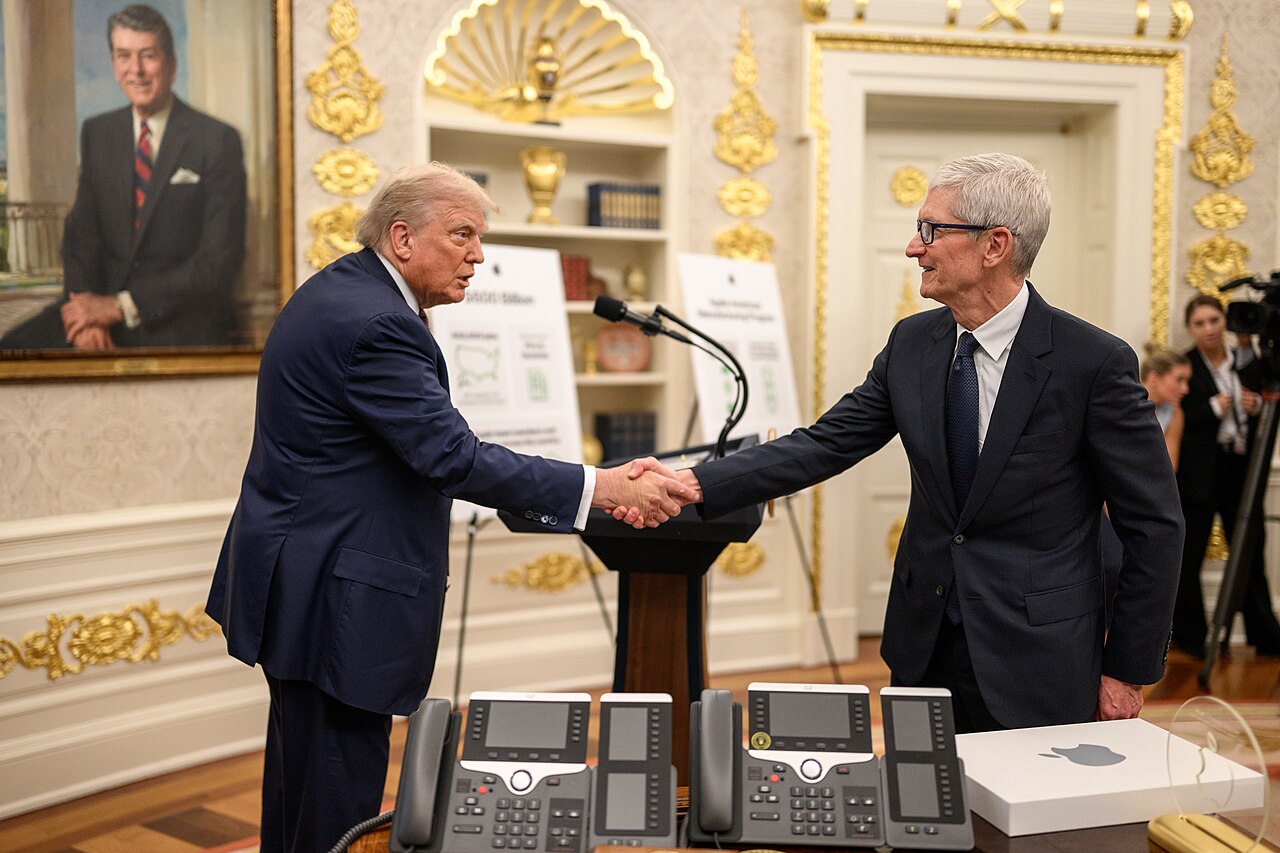 Tim Cook Donald Trump
