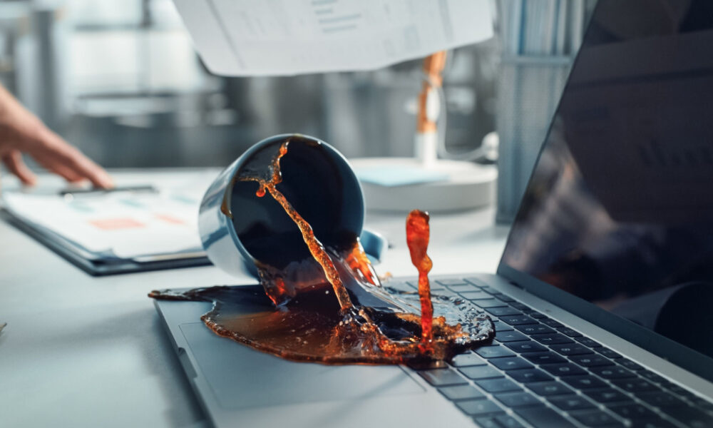 laptop med kaffe