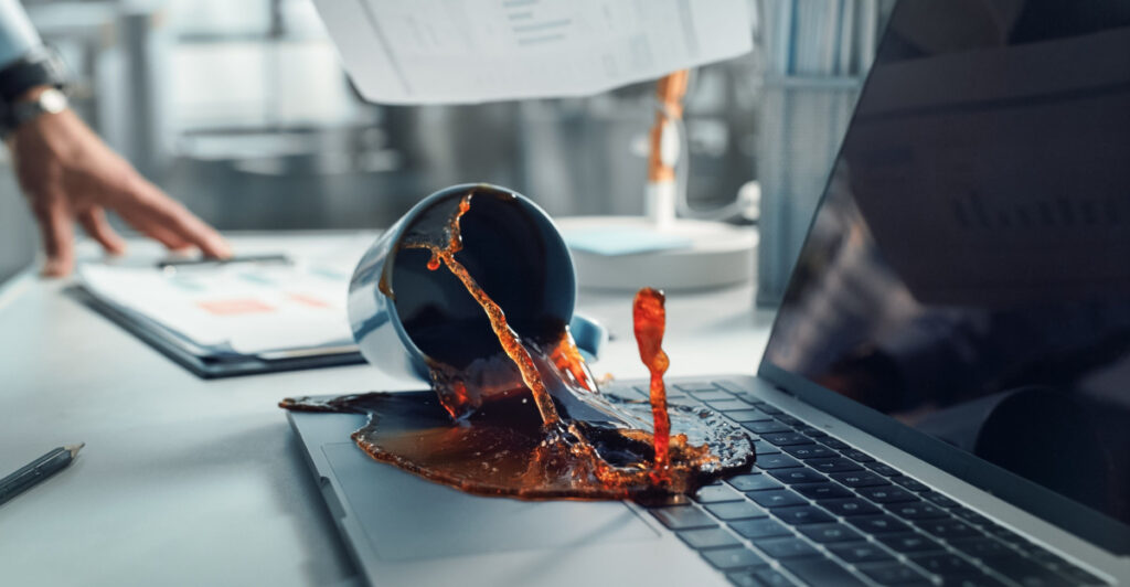 laptop med kaffe