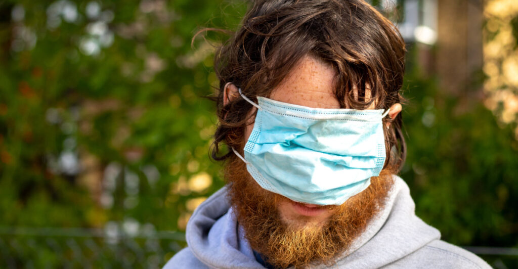 Man med mask idiot