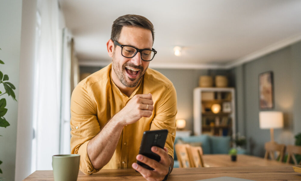 Man tittar på mobilen