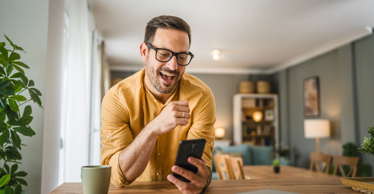 Man tittar på mobilen