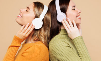 två kvinnor med hörlurar