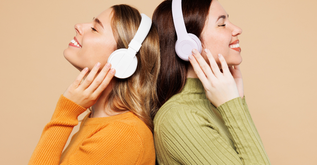 två kvinnor med hörlurar