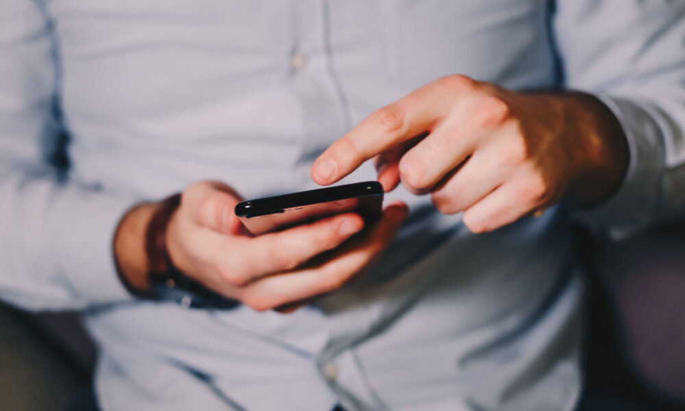 Man tittar på mobilen