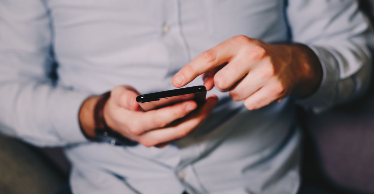 Man tittar på mobilen