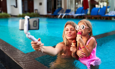 Mamma och dotter tar selfie i poolen