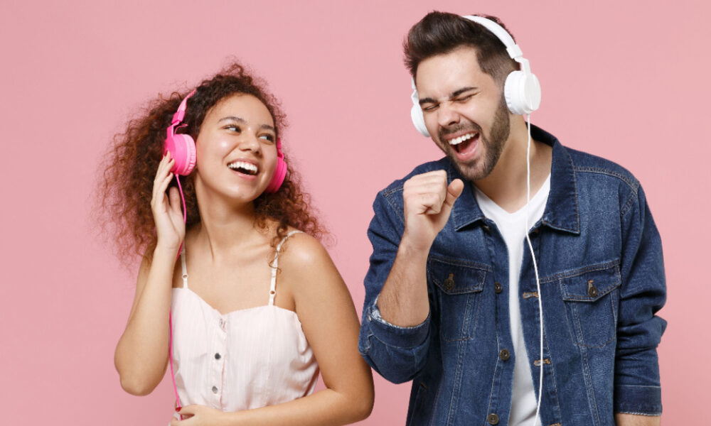 2 personer med hörlurar