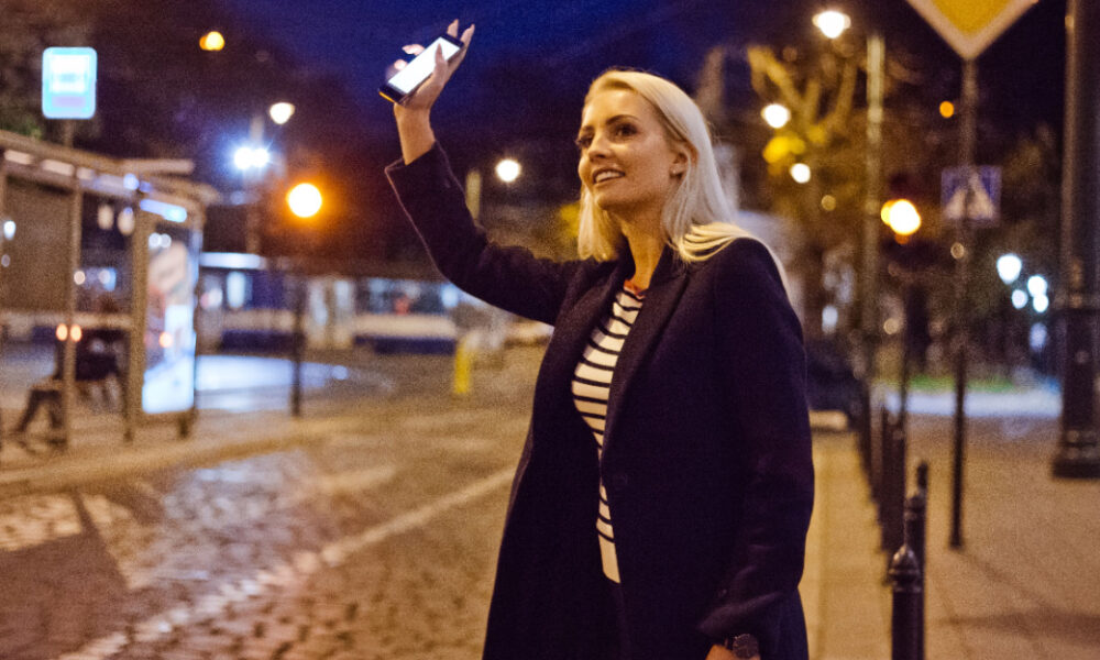 kvinna med mobil väntar på Uber