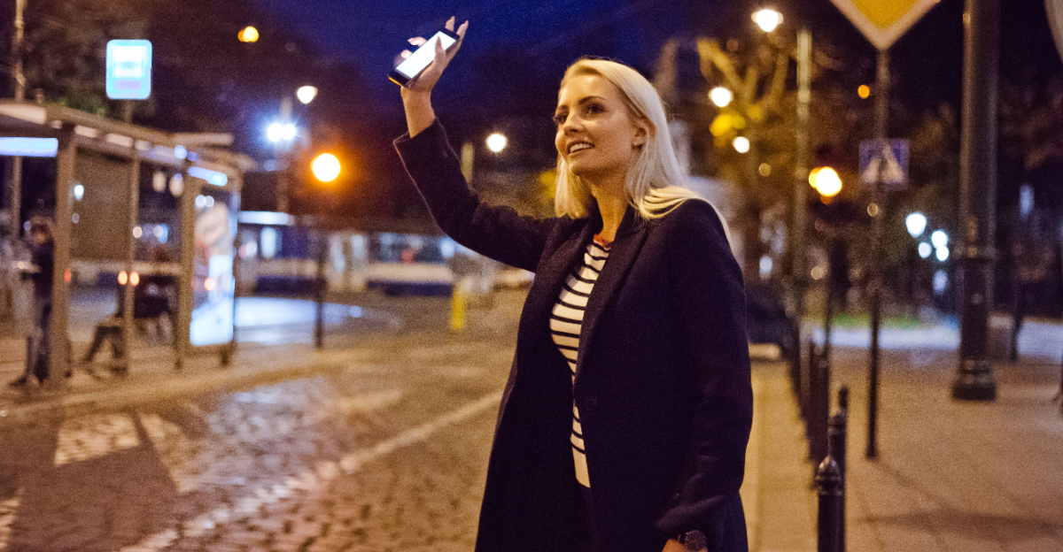 kvinna med mobil väntar på Uber