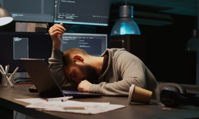 Trött man vi skrivbordet