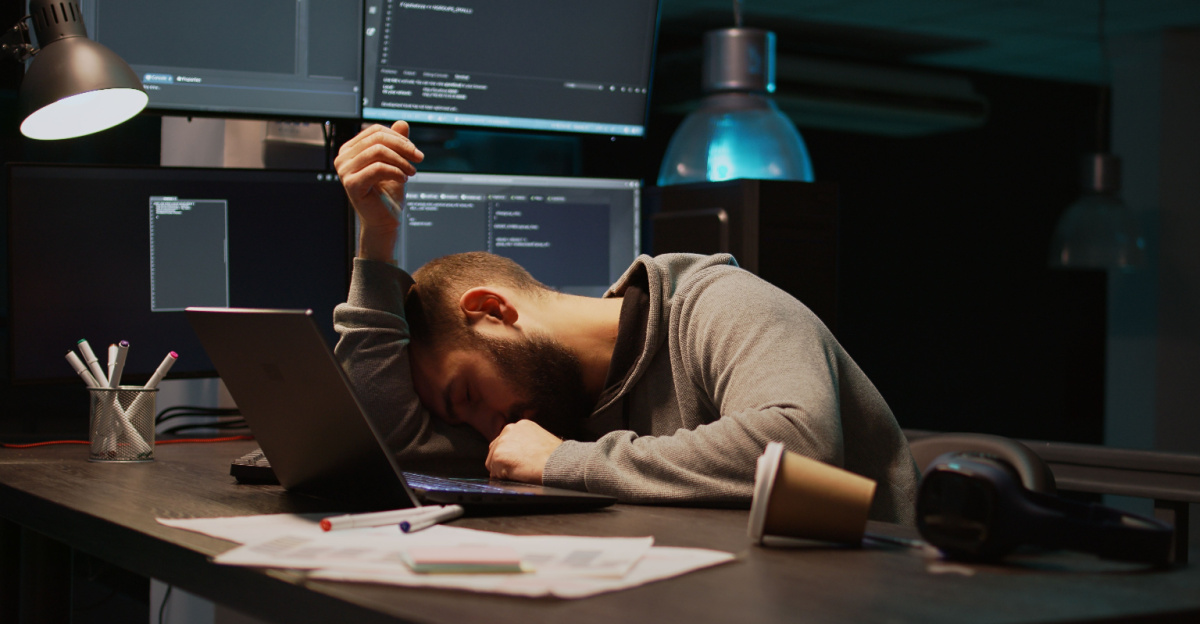 Trött man vi skrivbordet