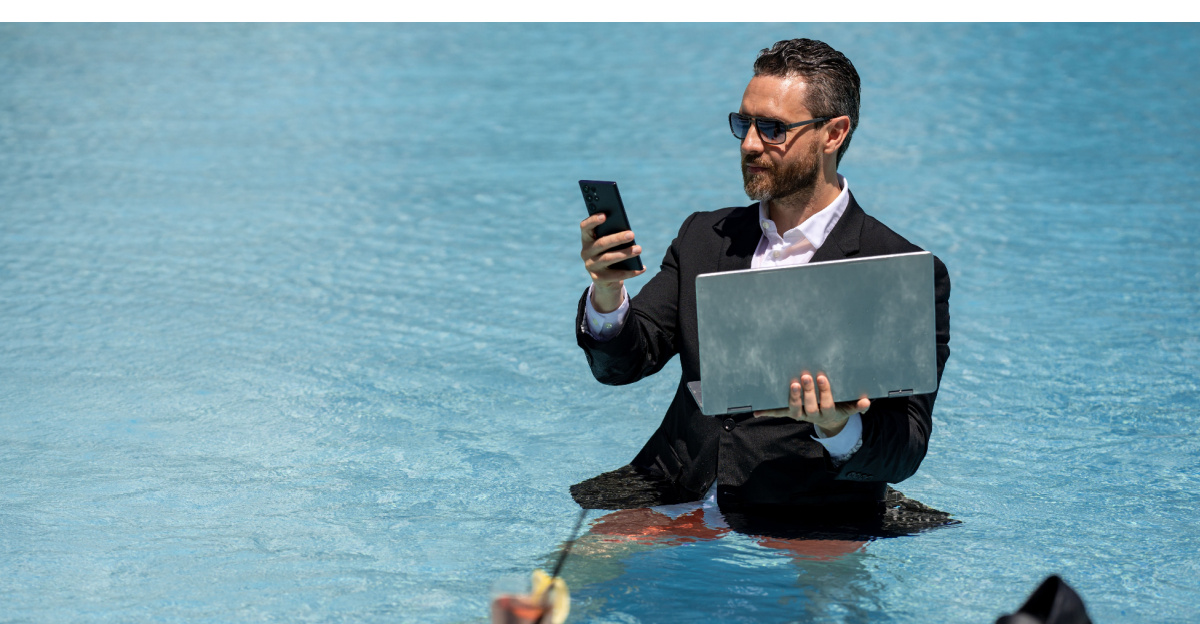 Man i poolen med laptop