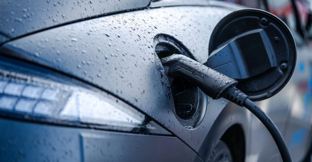 Laddar du elbilen så här? Det kan slita batteriet dubbelt så snabbt