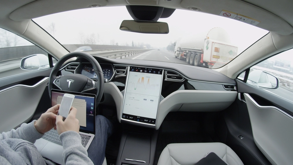 Musk står fast vid kursen: Självkörande Tesla pressar på i Europa och Kina