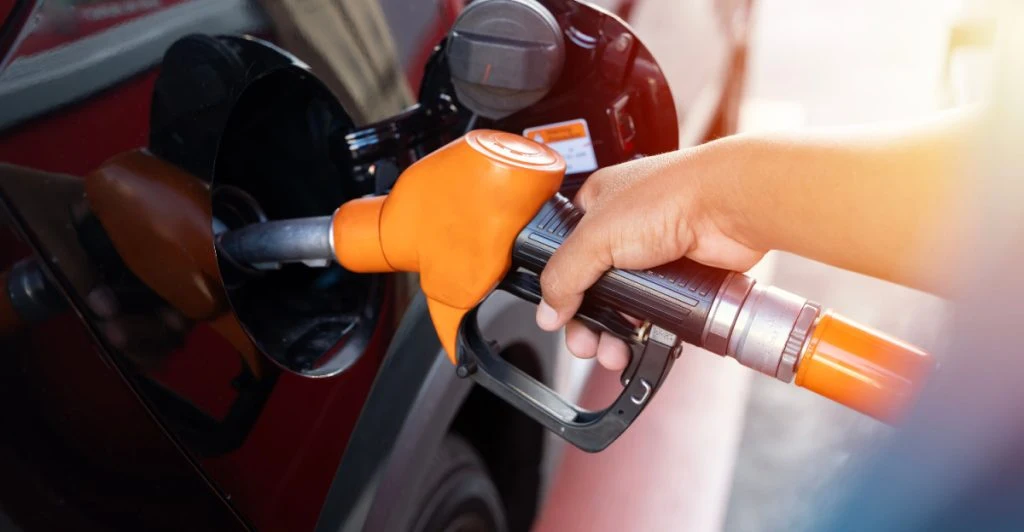 E-fuels låter som lösningen – men kan de verkligen ersätta bensin och diesel?