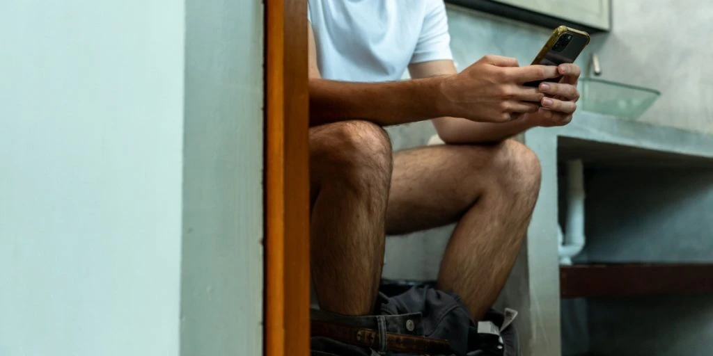 Använder du mobilen på toaletten? En studie säger att det kan öka en smärtsam hälsorisk