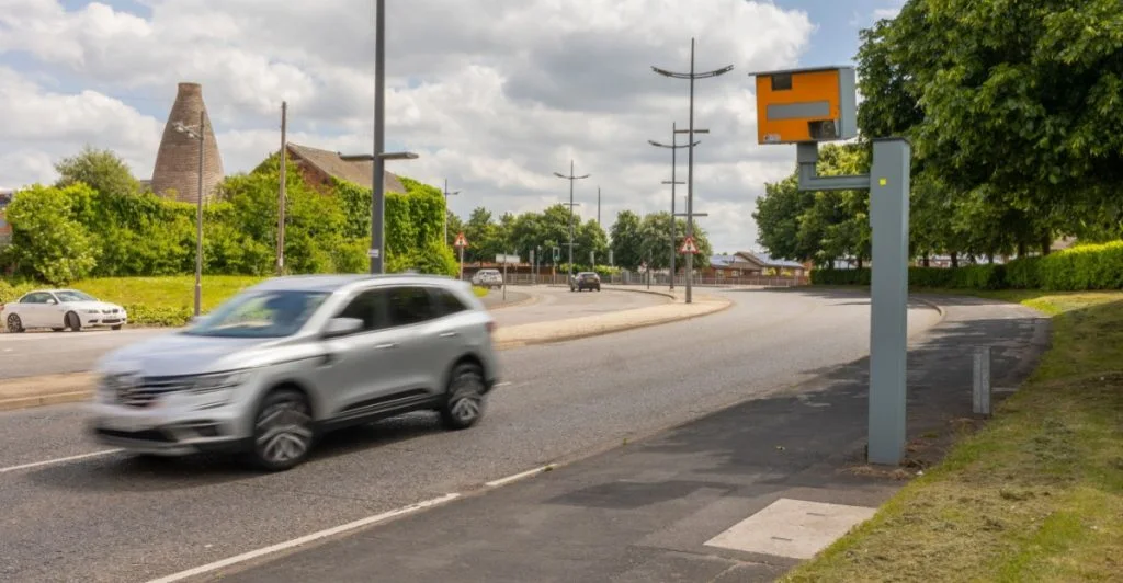 Nya fartkameror uppsatta på viktig motorväg i Kazakstan: registrerar överträdelser i båda riktningarna