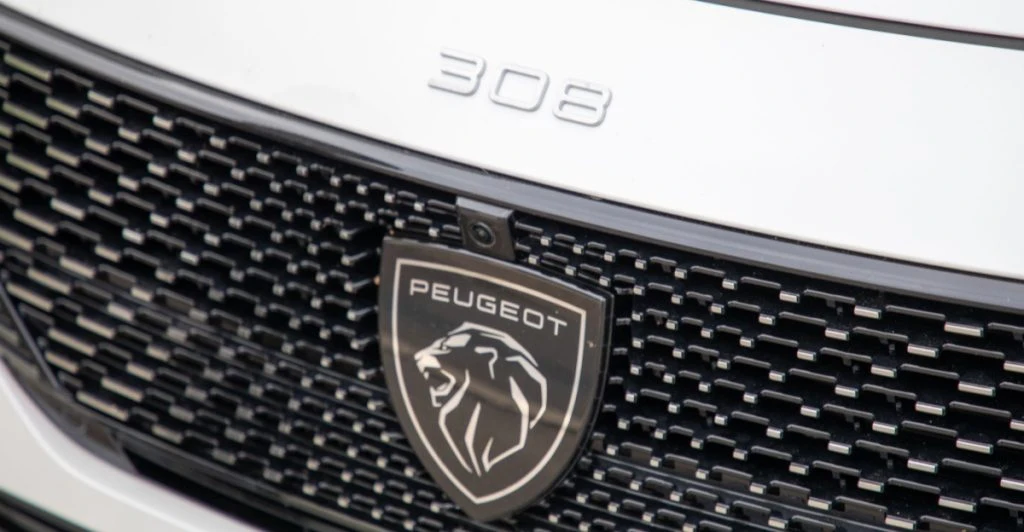 Peugeot återupplivar bensinkraft med ny motor trots elbilssatsning