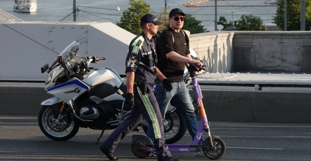 Ny lagstiftning kan innebära en ny vardag: Ingen försäkring på elscooter kan ge höga böter