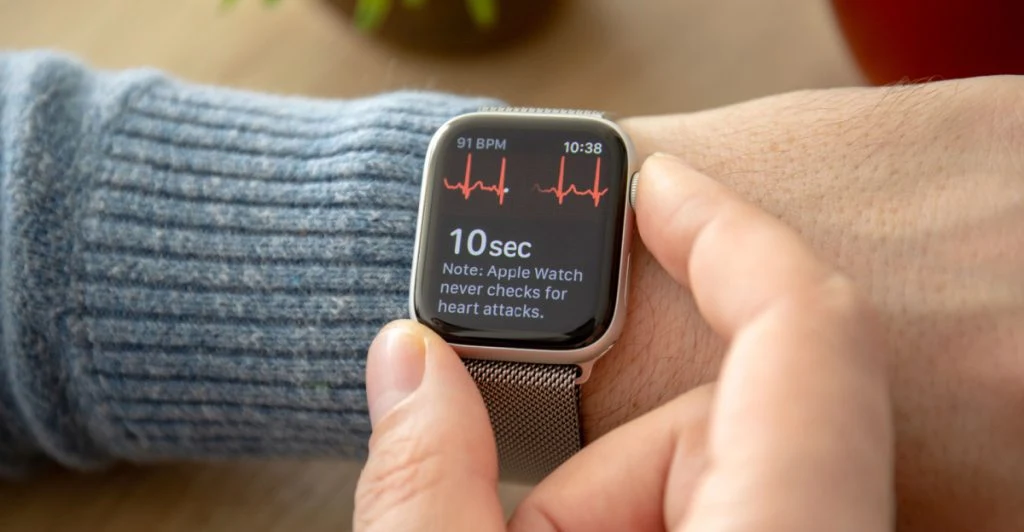 Apple Watch-larmet som kan ha räddat hans liv – nu varnar journalisten andra