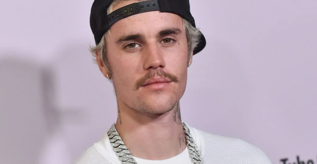 Justin Bieber rasar på Apples Meddelanden – hotar med strypgrepp efter irriterande knapp