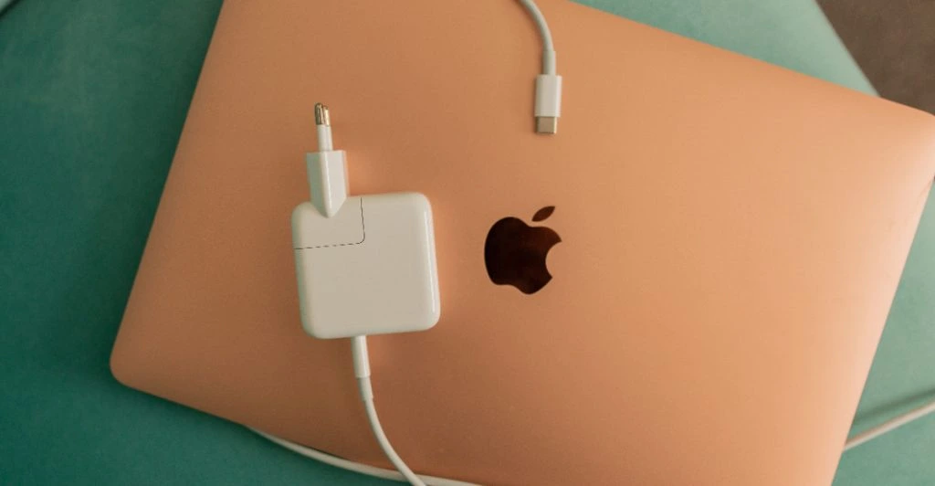 Test: Kraftigare laddare kan ge MacBook Neo ett lyft