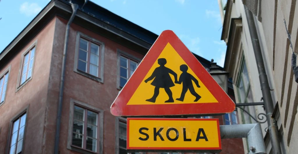 Regeringen vill stoppa mobiler hela skoldagen – kan gälla från hösten 2026