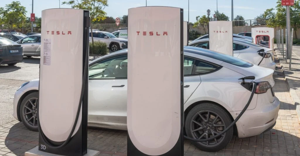 Böter skapar debatt vid Tesla-laddstation
