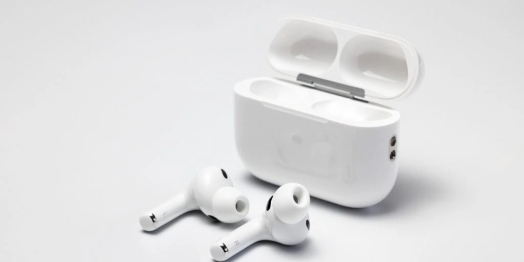 Har du någonsin undrat vad de små hålen på ditt AirPods Pro-fodral är till?