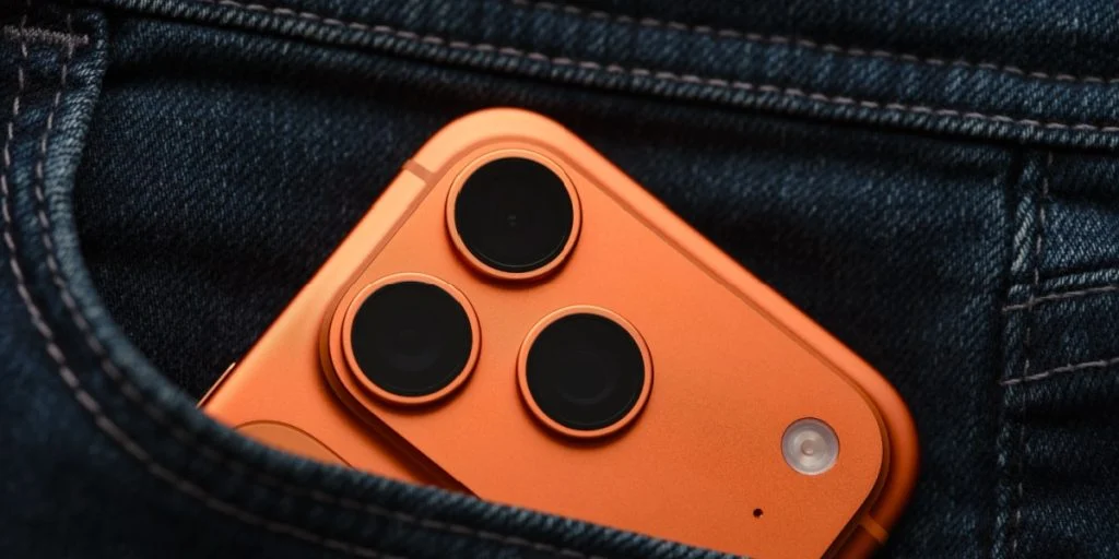 Det lilla hålet vid din iPhones kamera har en dold funktion