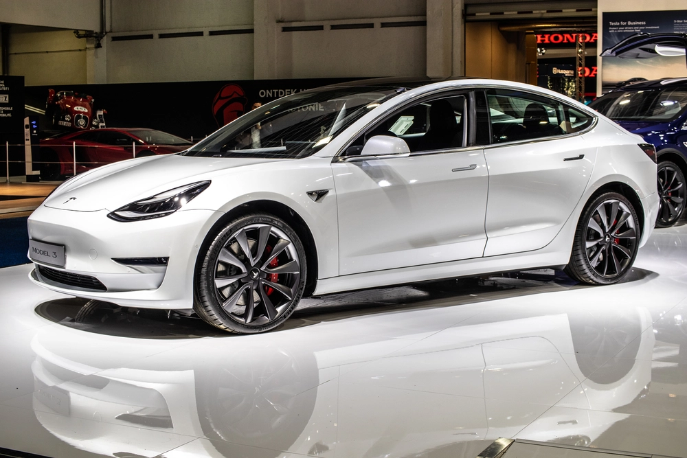 Tesla inte längre i topp 10: Konkurrenterna kör förbi i rekordfart