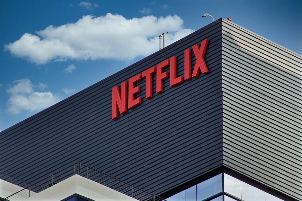 Netflix kliver av kampen om Warner Bros – miljardavgift kan bli tröstpriset