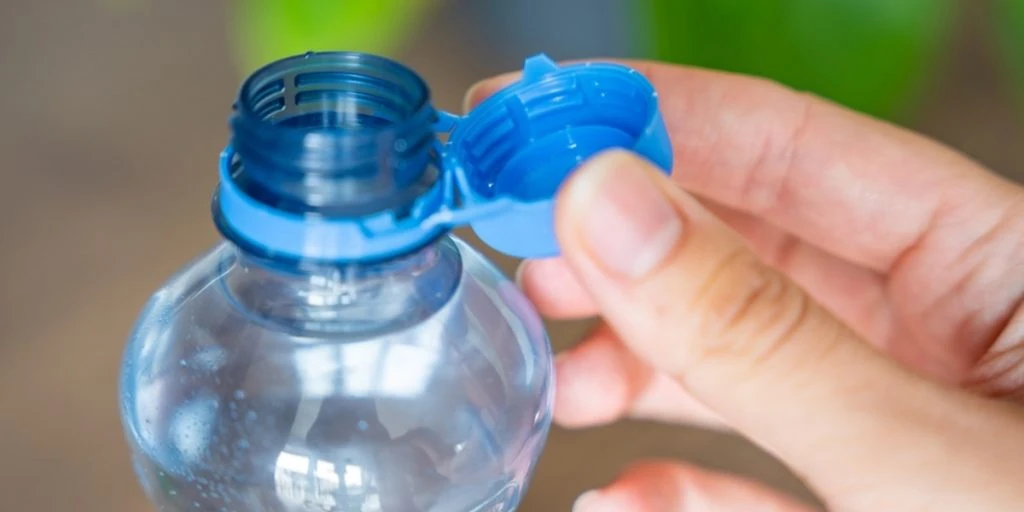Först kom korkarna som inte går att ta av – nu förändras plastflaskorna igen