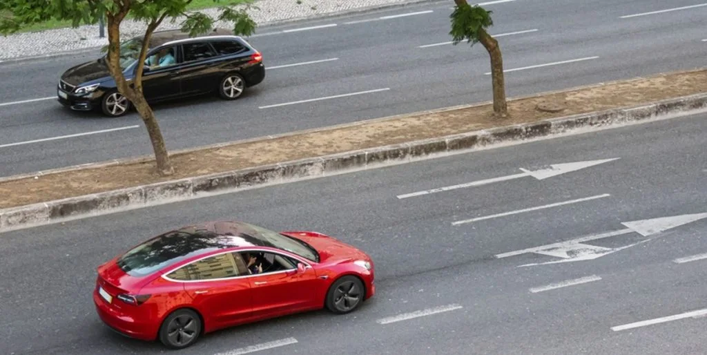 Tesla ändrar berättelse: Från körglädje till bilar som helst inte ska köras