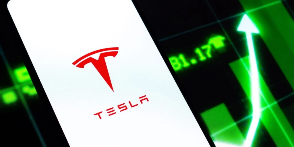 Tesla-aktien lyfter efter nytt besked om robotaxibilar
