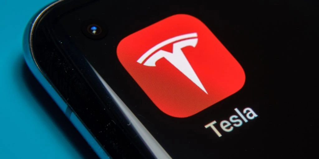 Tesla flaggar för högre pris på självkörande mjukvara