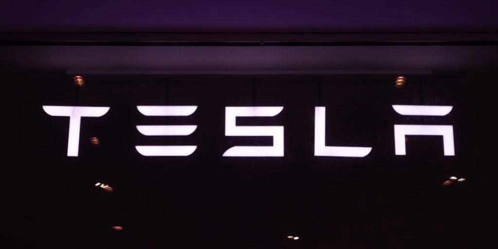 Grok flyttar in i Tesla-bilar i Europa