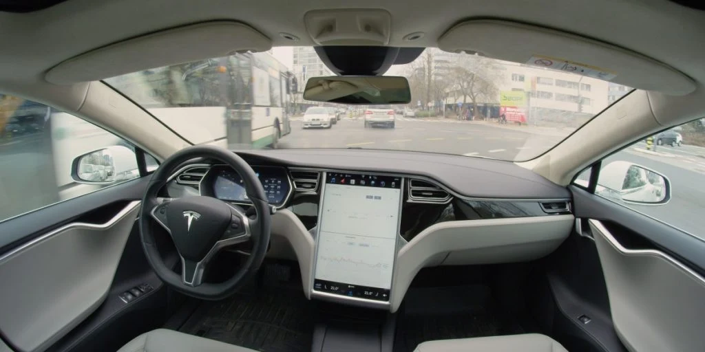 Elon Musk håller fast vid tidsplanen för Teslas förarlösa Cybercab