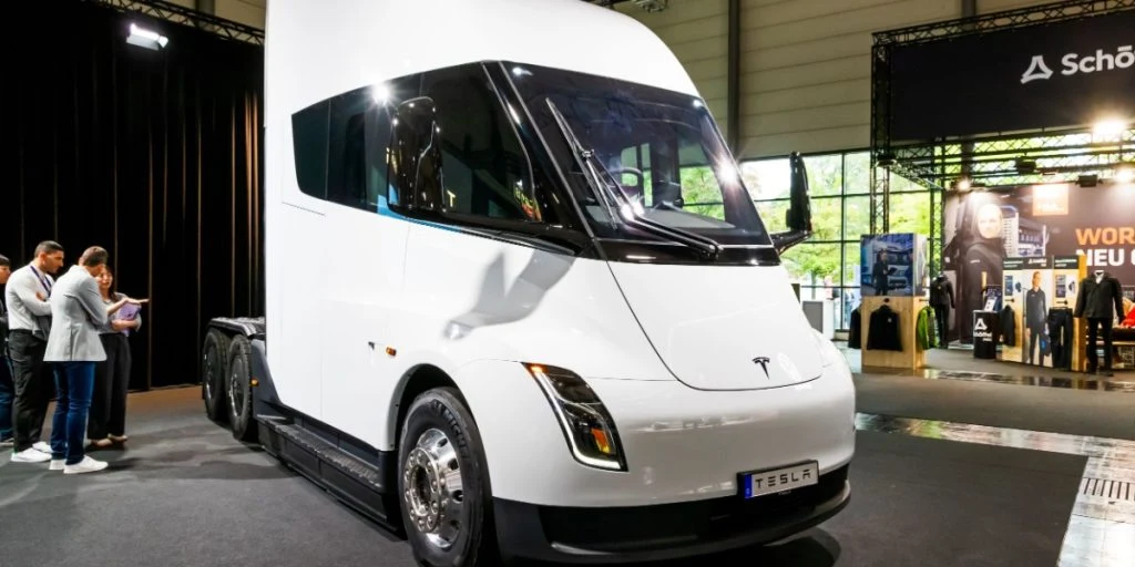 Tesla inleder massproduktion av elektriska lastbilar med fokus på effektiv transport