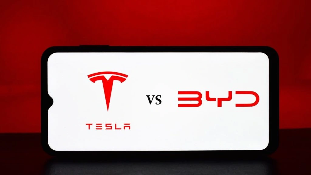Tesla och BYD: Vem tar ledningen i världens elbilsrace?
