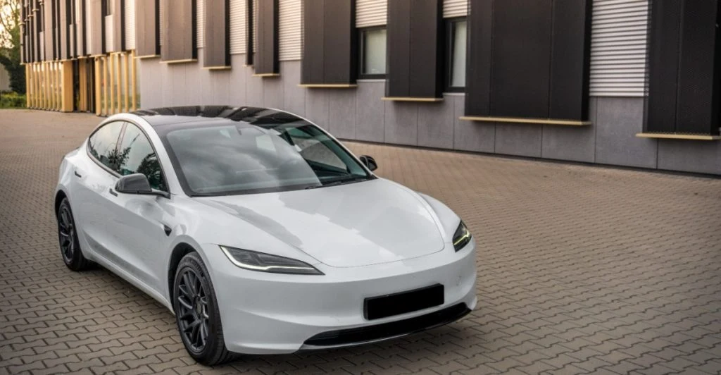 Dessa sportbilar körs ifrån av en vanlig Tesla Model 3
