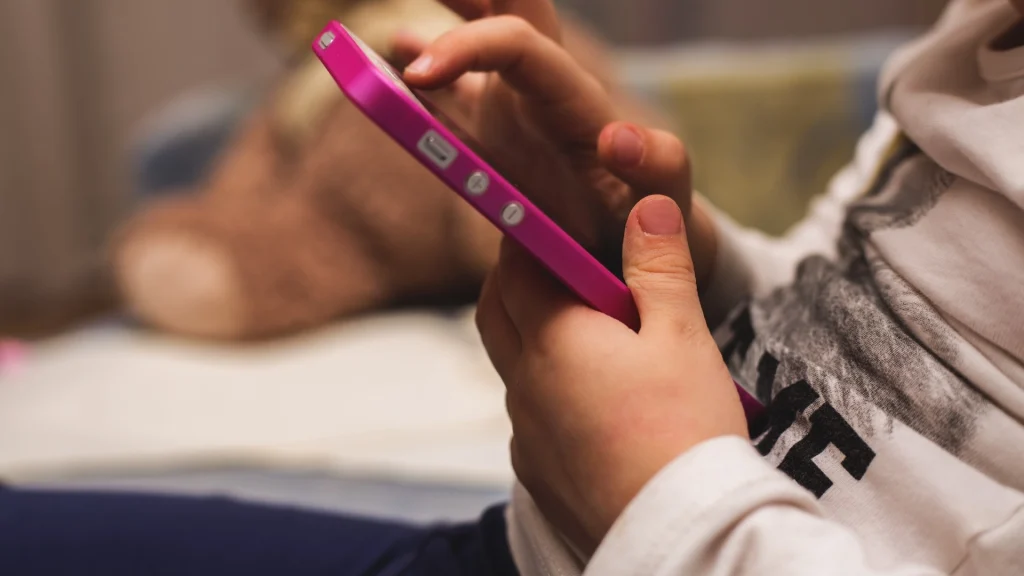 Skärmtid och välmående: Vad forskningen egentligen säger om ungas digitala vanor